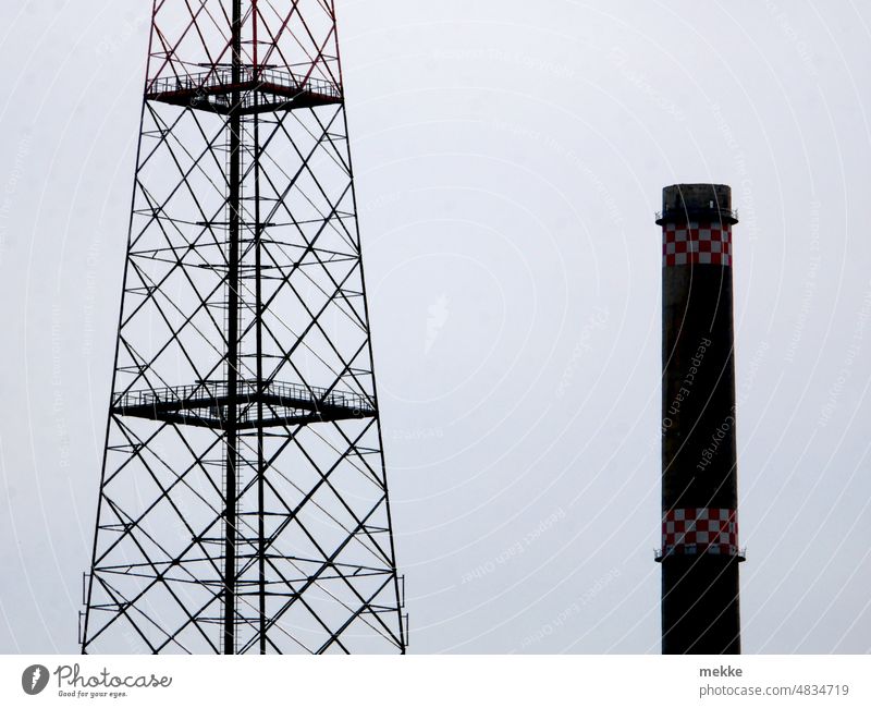 Strom oder Kohle Schornstein Mast Funktmast Himmel Industrie Esse Turm Funkturm Telekommunikation Sendemast Funkzelle Abgase Smog Luftverschmutzung