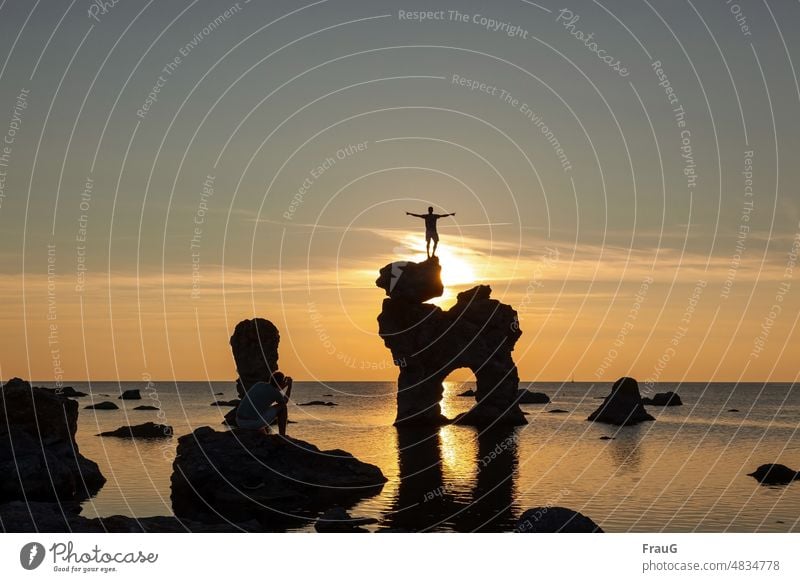 Sommerabend genießen- ein Mensch steht auf einem Felsen im Meer Natur Abend Sonnenuntergang Sonnenlicht Felsformationen Raukar Kalkstein Mann geklettert