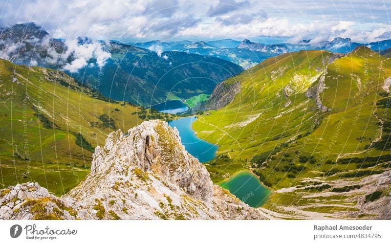 Panoramablick auf drei Seen (Vilsalpsee, Traualpsee, Lache) von der Lachenspitze oben aktiv Abenteuer Alpengebirge alpin Österreich schön Klippe Klettern Cloud