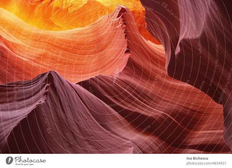 Ausschnitt aus dem Inneren des Antelope Canyon, USA. ausschnitt Schlucht Felsen Stein Farbe Rottöne Amerika Sand Tourismus Lichtspiel Höhle Felsspalten