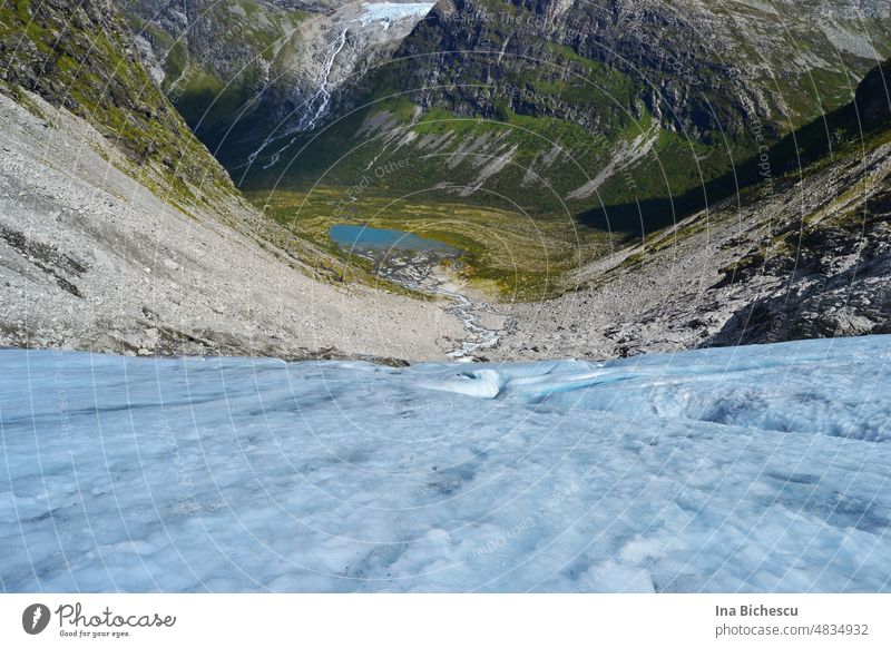 Der Blick nach unten von einem Gletscher in Norwegen Eis auf eis Tal gefrorener Boden blau Außenaufnahme Berge u. Gebirge Winter Sommer in Norwegen Felsen