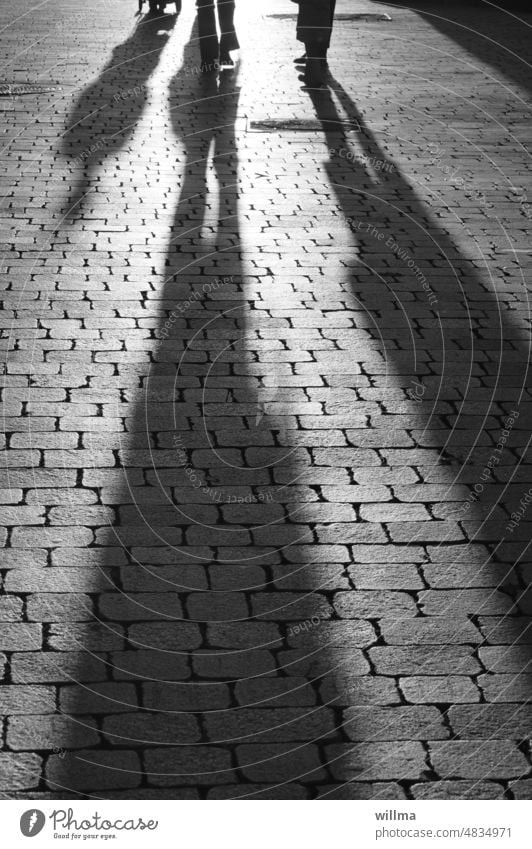Licht und Schatten. Begegnen und Verweilen. Menschen Beine Begegnungen abends lange Schatten Treffen Menschen in der Stadt bummeln Stadtspaziergang