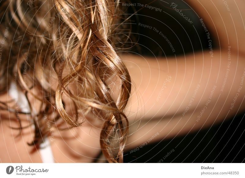 shiny curls Haare & Frisuren Wellen Frau Erwachsene Arme Locken glänzend nass feucht gewaschen hellbraun Träger dunkelblond shine wet hair woman Farbfoto
