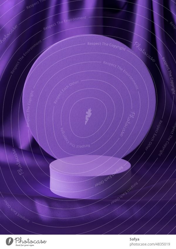 Geometrische Formen lila Stand Podium Mockup für Produkt-Display auf Seide Hintergrund sehr peri Farbe Jahr 2022 purpur blau Tonung trendy Design Mode Anzeige