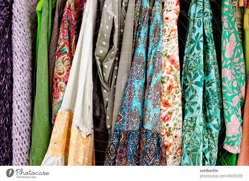Verschiedene Kleidungsstücke mode bekleidung konfektion garderobenständer auswahl sortiment winter modisch farbe bunt streifen laden geschäft hemd bluse