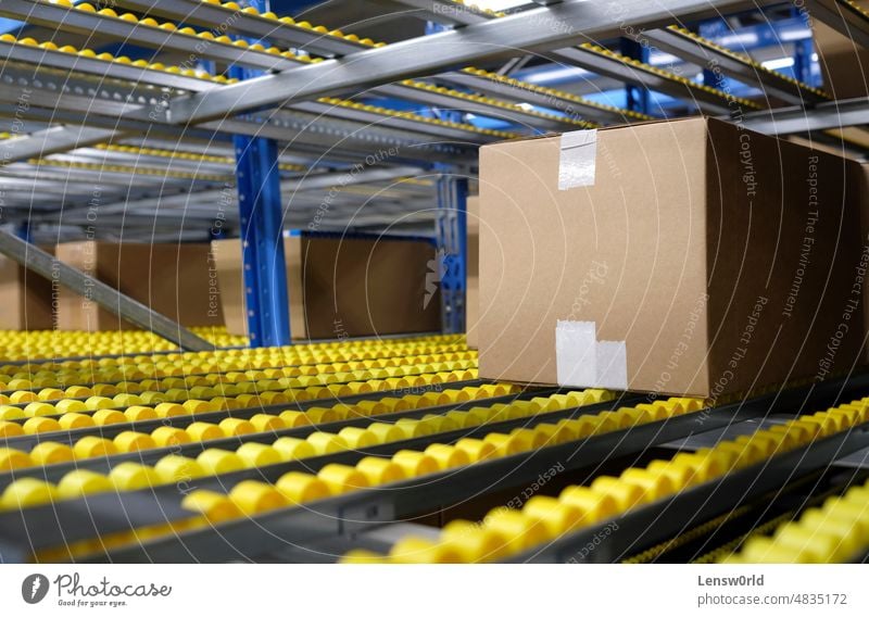 Im Inneren eines Logistik- und Vertriebslagers Business Ladung Versand Verteilung Vertriebszentrum Fabrik industriell Industrie Innenbereich