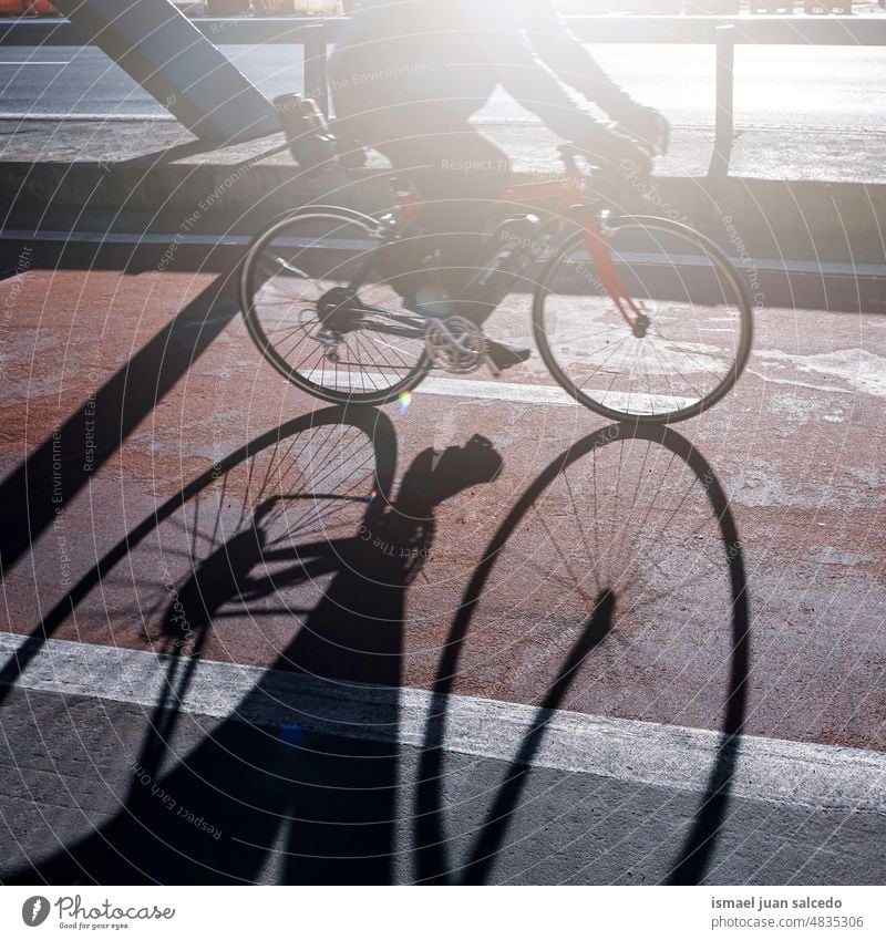 Radfahrer auf der Straße in der Stadt Bilbao, Spanien, Verkehrsmittel Biker Fahrrad Transport Sport Fahrradfahren Radfahren Übung Aktivität Lifestyle