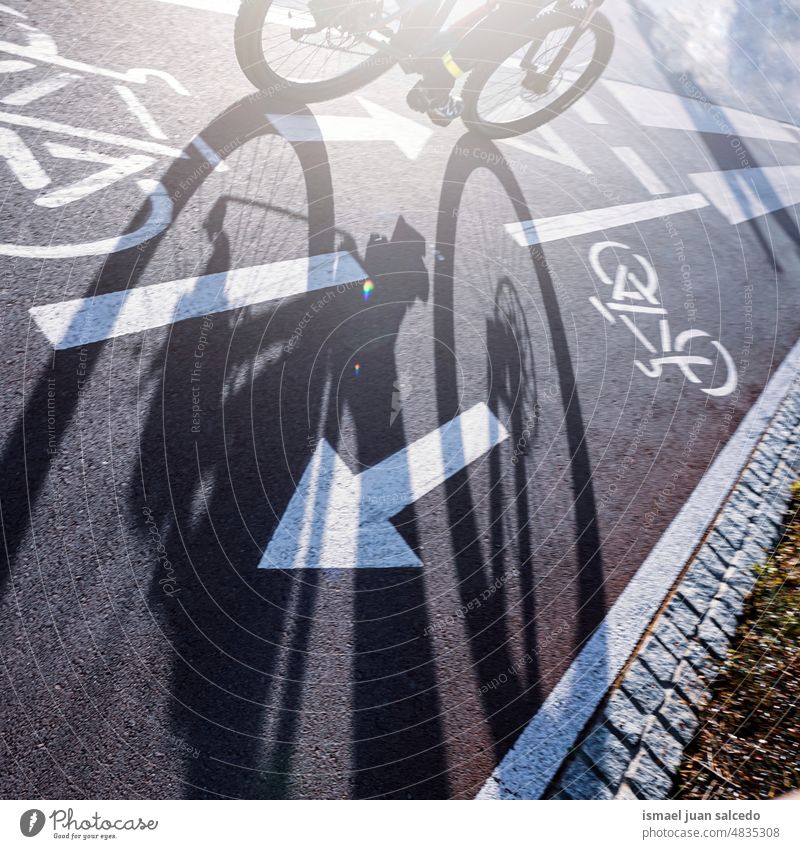 Radfahrer auf der Straße, Verkehrsmittel Biker Fahrrad Transport Sport Fahrradfahren Radfahren Übung Aktivität Lifestyle Mitfahrgelegenheit Geschwindigkeit