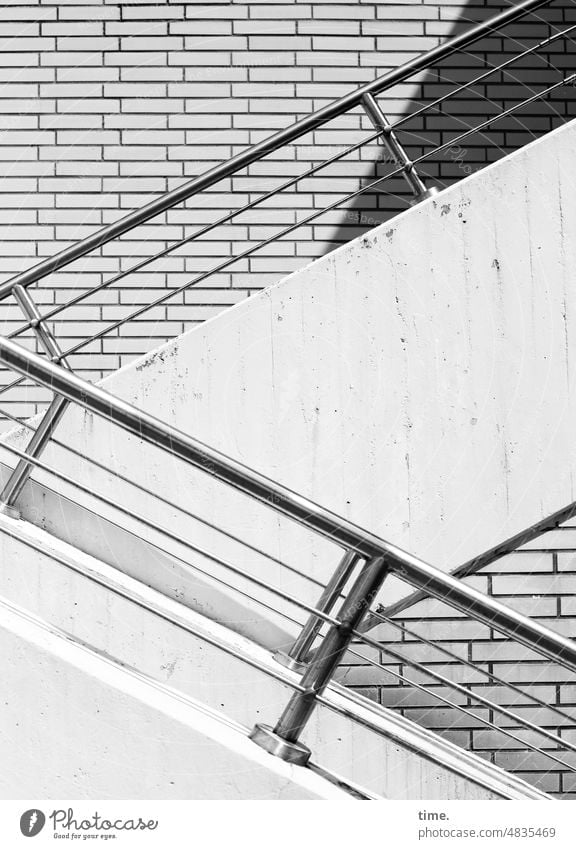 UrbanNature HB | handläufiger Stahl auf begehbarem Beton vor gemauertem Backstein in sonniger Atmosphäre bei mittlerer Steigung stahl beton treppe aufgang
