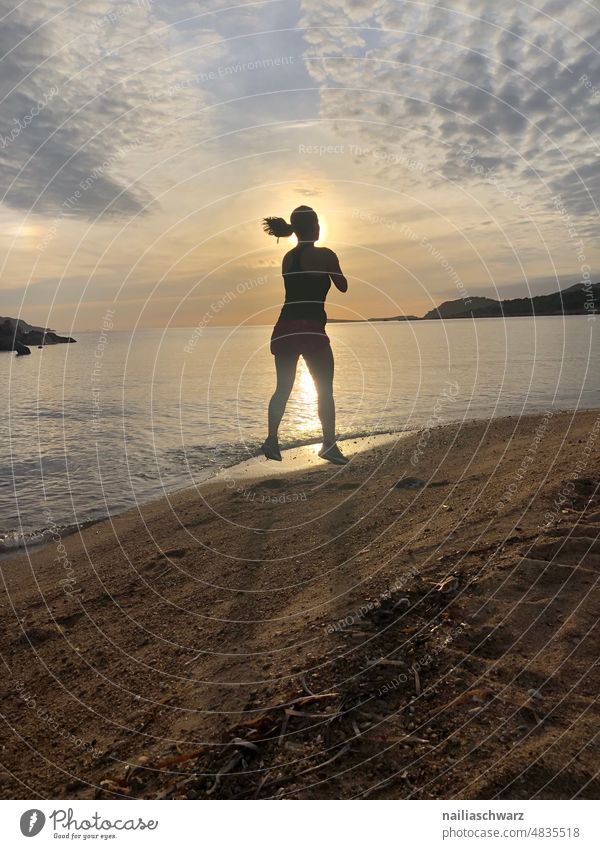 Sportaktivität bei dem Sonnenaufgang Meer weiblich Frau Gesundheit schnell physisch Geschwindigkeit Vitalität Lifestyle Stärke Ufer Energie Konzentration Fokus