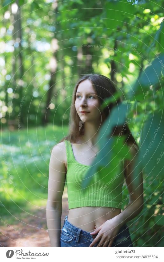 Sommerliches Porträt eines langhaarigen Teenager Mädchens mit bauchfreiem Top in der Natur Mensch Junge Frau Jugendliche Außenaufnahme Naturliebe