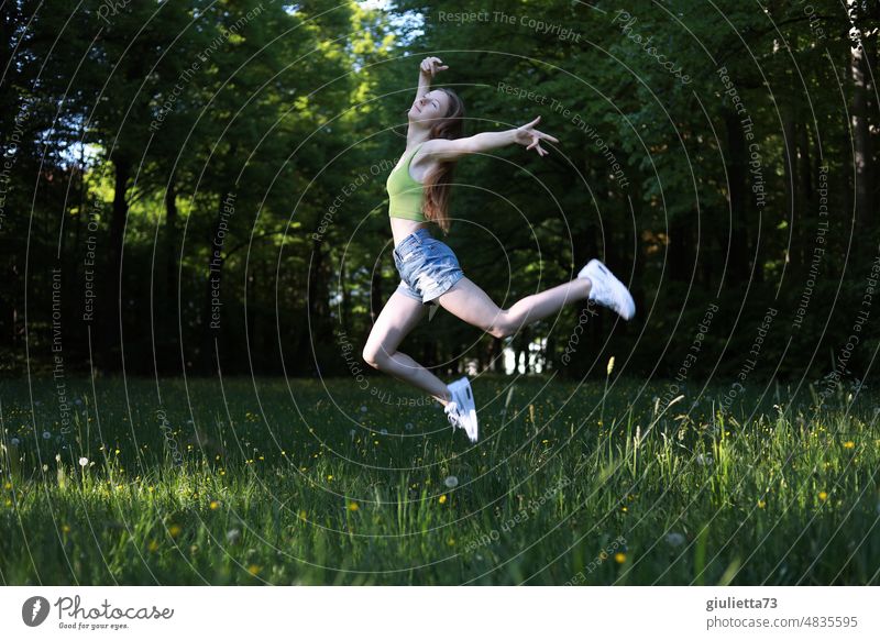 Junge, sportliche Frau beim Tagträumen - sinnlich schwebend, springend, tanzend | filigran sanft verführerisch feminin Traumtanz Park Sommer Mai Juni Juli Figur