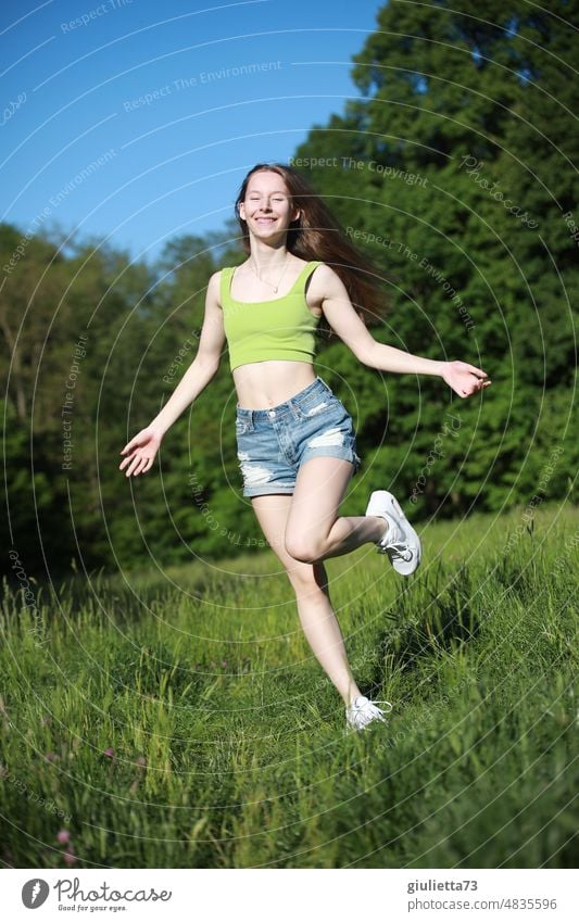 Endlich Sommer! Lebensfrohes Porträt eines Teenager Mädchens im Park Lebensfreude Glück 1 Mensch Jugendliche Junge Frau schön Lächeln Fröhlichkeit Außenaufnahme