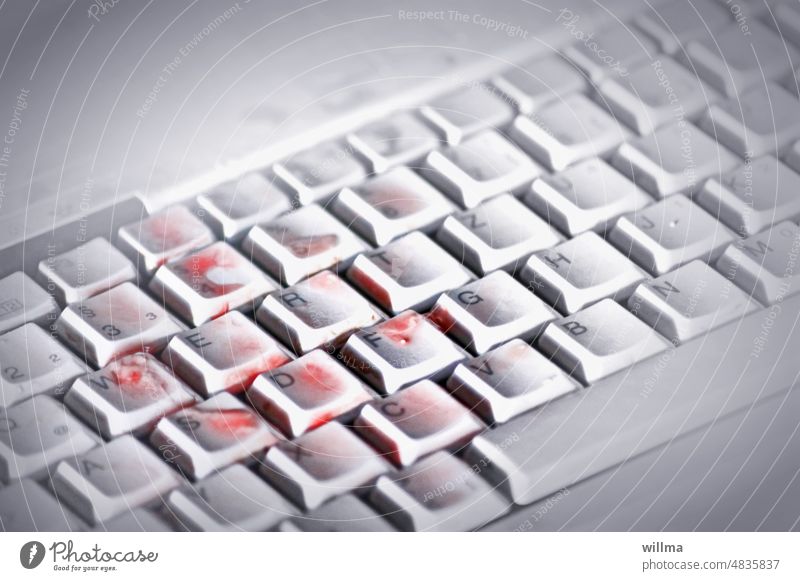 Der Buchstabenmörder Computertastatur Computer-Tastatur blutig Computerspiel schädlich Hackerangriff Arbeitsplatz Büro zu viel gearbeitet Flüssigkeit rot
