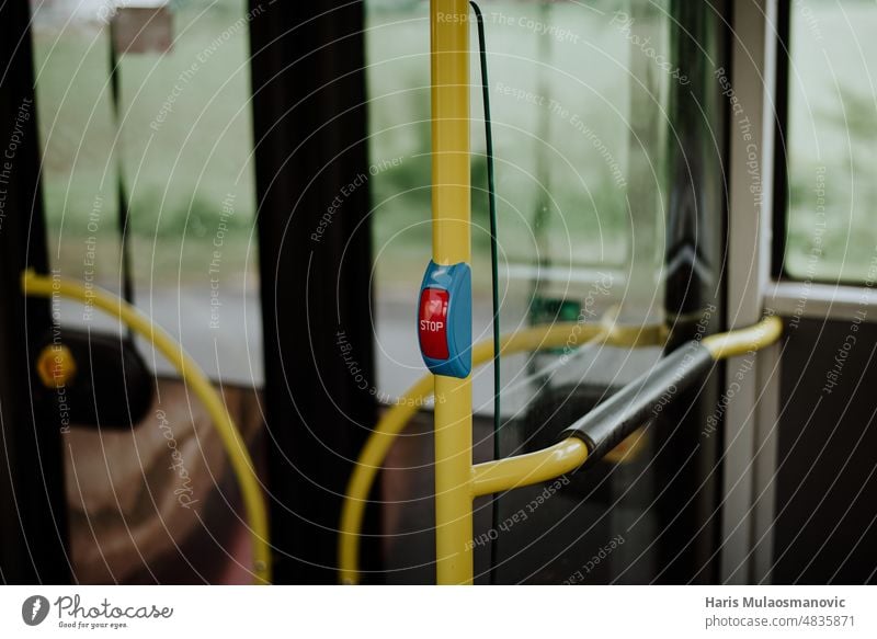 öffentliche Verkehrsmittel öffentlicher Verkehr Bus Zug U-Bahn stoppen Stopptaste Fahrzeug reisen Straße