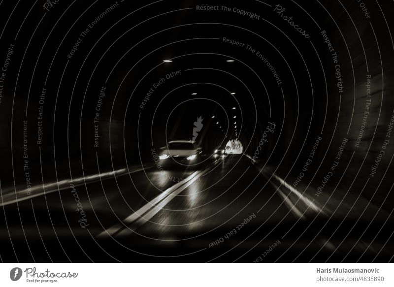 schnelles Auto in Bewegung der Tunnel schwarz und weiß Bewegungsunschärfe Wandel & Veränderung fahrendes Auto Stollen dunkel Sehvermögen Schwarzweißfoto reisen