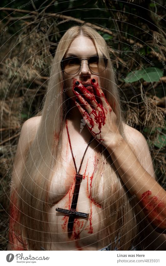In diesen Wäldern könnten satanische Rituale stattfinden. Mit einem nackten blonden Mädchen, das mit Blut bedeckt ist. Die lässig ihre Sonnenbrille trägt. Oh, und nicht zu vergessen ein Kreuz aus Nägeln. Oder vielleicht ist das alles nur zum Spaß und für ein alternatives Musikfestival.