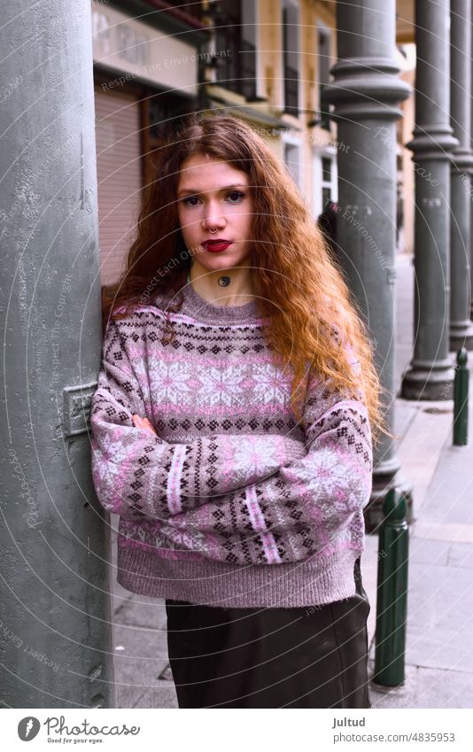 Porträt eines jungen rothaarigen Mädchens in der Stadt Rotschopf natürlich Straße Urban Frau Ingwer Curley Großstadt Stadtleben Alleine Lässig Kaukasisch