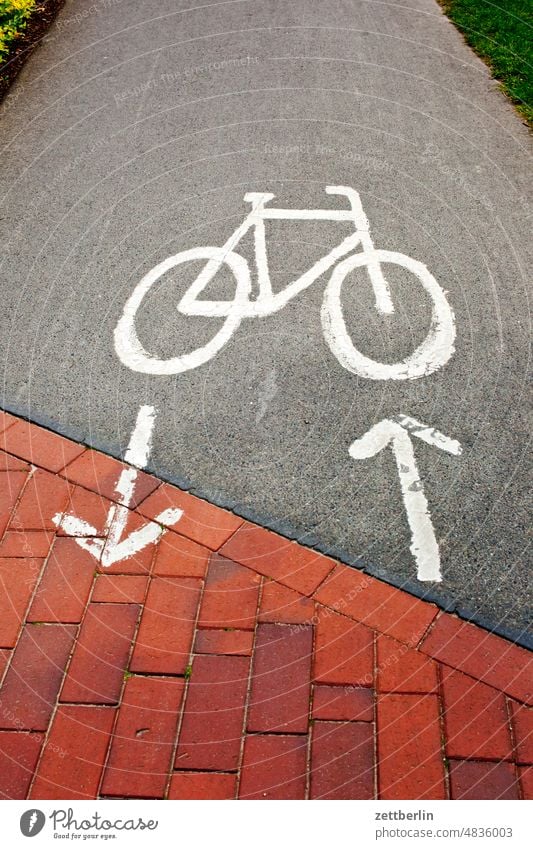 Fahrradweg, hin zun zurück fahrradweg asphalt spur fahrradspur pfeil richtung orientierung navigation wegweiser verkehr straße verkehrswende transport