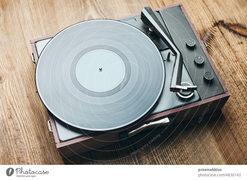 Musik von einer Schallplatte anhören. Abspielen von Musik von einer analogen Platte auf einem Plattenspieler. Musik aus einer alten Sammlung genießen. Entspannen zu Hause. Retro und Vintage