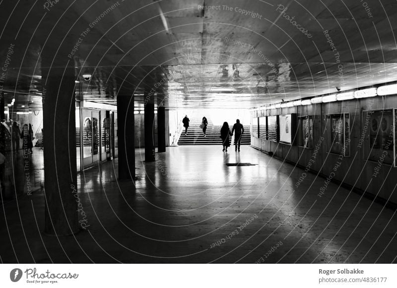 Menschen in der unterirdischen Passage Hintergrundbeleuchtung schwarz auf weiß Licht Schatten Kontrast Straße geheimnisvoll Stollen Licht im Tunnel Unterführung