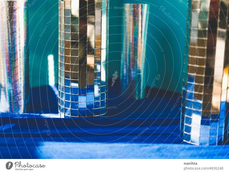 Hintergrund einer Retro-Disco im Maßstab 1:1 retro Spiegel altehrwürdig blau indigo Reflexion & Spiegelung Licht Sonnenlicht Wand Kulisse Landschaft Dekor