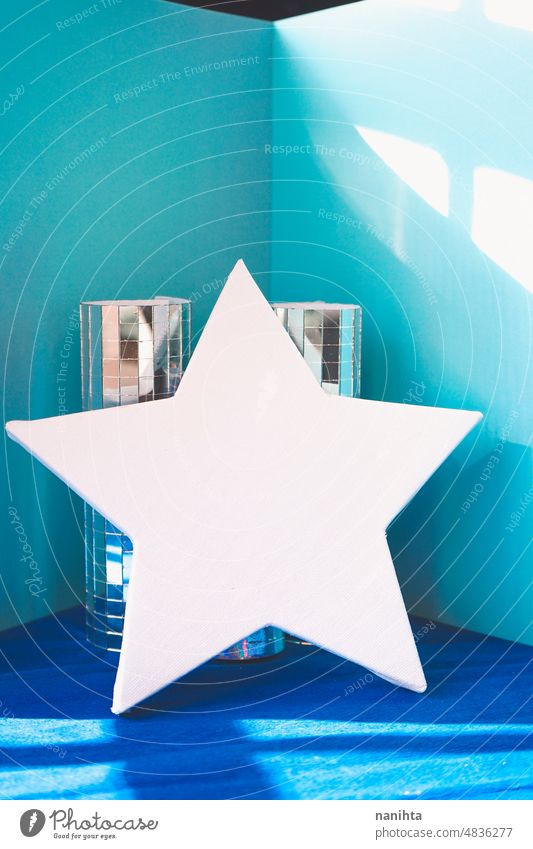 Weißer Stern Form Mockup mit einer kinematischen Atmosphäre in Blautönen Hintergrund Attrappe Kino Disco retro Spiegel altehrwürdig blau berühmt Glamour