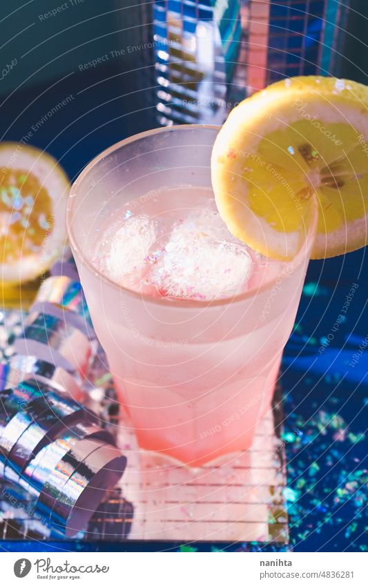 Frische Dekoration eines Getränks auf einer Party in einer Kneipe mit natürlichem Licht trinken Sommer Coctail Feier Veranstaltung Alkohol Erfrischungsgetränk
