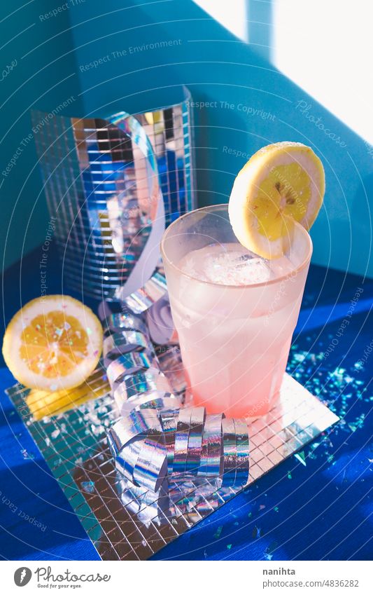 Frische Dekoration eines Getränks auf einer Party in einer Kneipe mit natürlichem Licht trinken Sommer Coctail Feier Veranstaltung Alkohol Erfrischungsgetränk