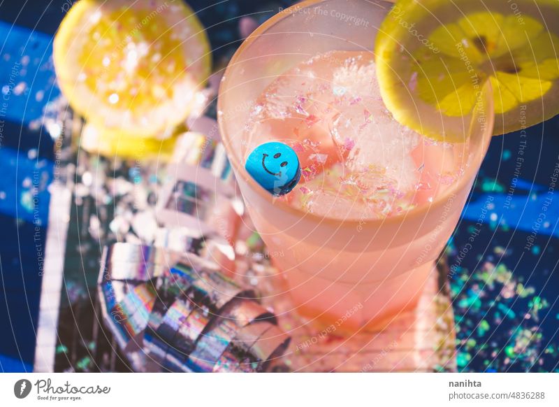 Konzeptionelles Bild über Freizeit lustige Zeit in einer Disco-Party trinken frische coctails Sommer Coctail Feier Veranstaltung Alkohol Erfrischungsgetränk