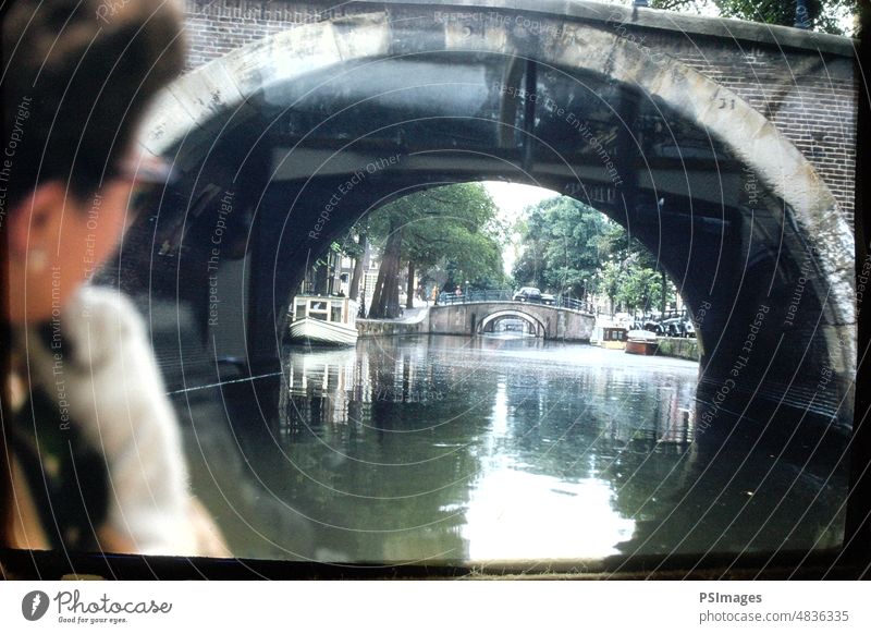 Blick auf den Kanal von unter der Brücke in Amsterdam, Niederlande Einzigartig Wahrnehmungsfähig Boot holländisch Ferien & Urlaub & Reisen schön im Freien