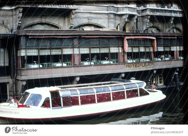 Boot auf dem Wasser im Hotel in Amsterdam, Niederlande holländisch reisen Tourismus Ferien & Urlaub & Reisen Kanal historisch Außenaufnahme achitektur Boote