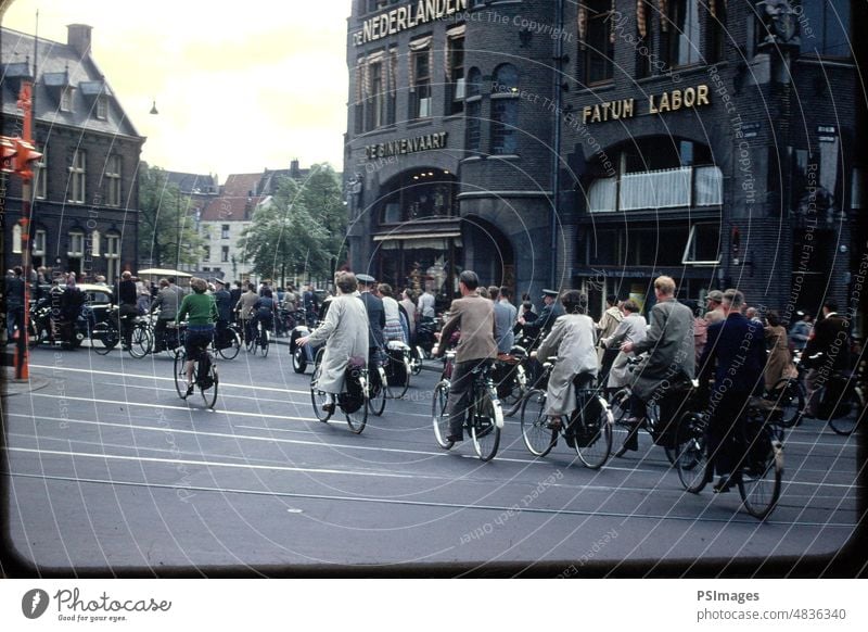 Mit dem Fahrrad durch die Straßen von Amsterdam, Niederlande holländisch reisen Stadtbild Tourismus Architektur Radfahren Fahrräder Tradition historisch Europa