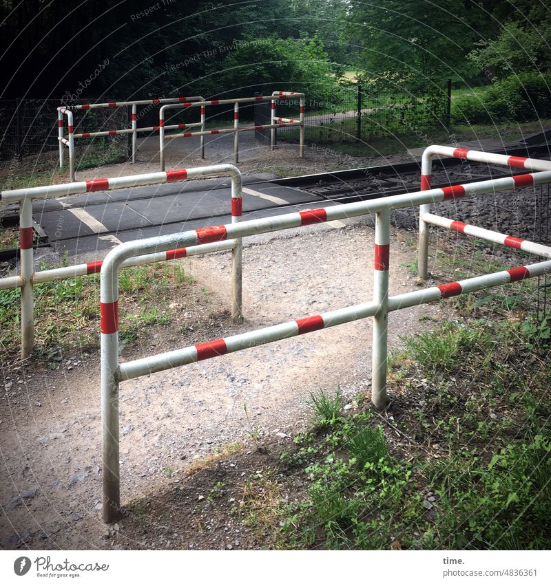 Geschichten vom Zaun (120) Überquerung schienenverkehr barriere gleisanlage sicherheit schutz gegweg natur kreuzung metall zaun sperre rotweiß warnhinweis