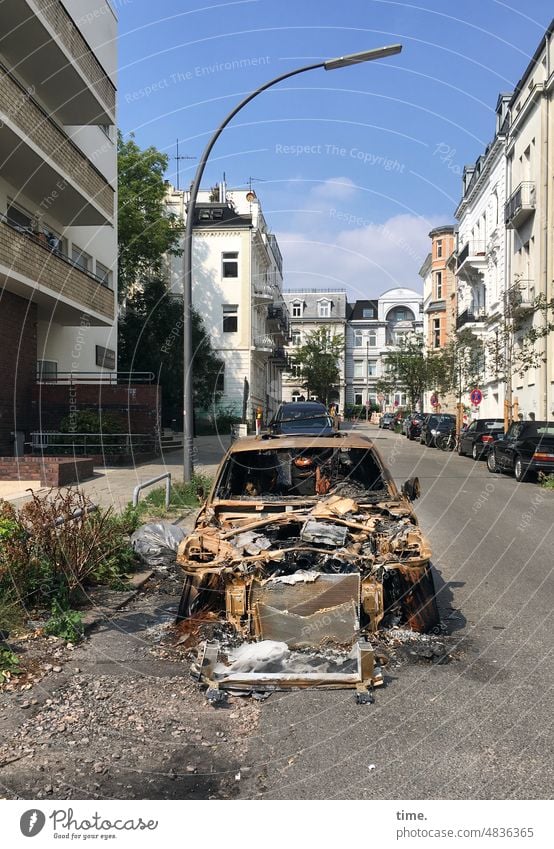 Tatort | G20 Burn Out Zerstörung Auto abgebrannt straße häuser schrott Totalschaden PKW Fahrzeug Autowrack Vergänglichkeit Metall ausgebrannt