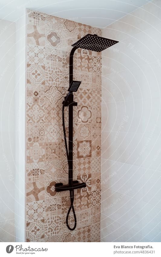 Schwarze Duschkabine im modernen Badezimmer. Heimwerken Tröpfchen Brille warm Bildschirm heiß Geplätscher Schrank nass Baden neu tropfte Waschraum Wasser