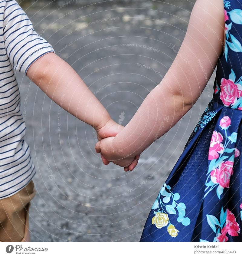 Zwei Kinder halten sich an den Händen Liebe Hand in Hand zur gleichen Zeit HandinHand Mädchen Junge Freundschaft gemeinsam