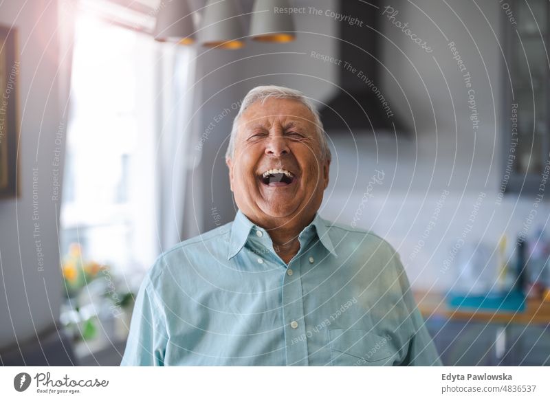 Glücklicher älterer Mann lachend in seinem Haus älterer Erwachsener gealtert Porträt Person lässig Freizeit Lifestyle Rentnerin Kaukasier