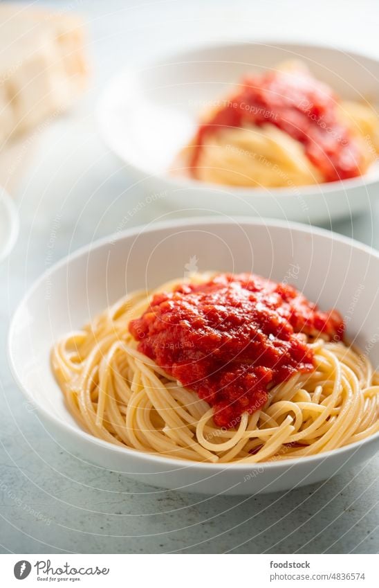 Spaghetti mit Tomatensauce und Basilikum auf einem Teller klassisch Italien Schalen & Schüsseln Käse gekocht Küche kulinarisch lecker Diät Abendessen Speise