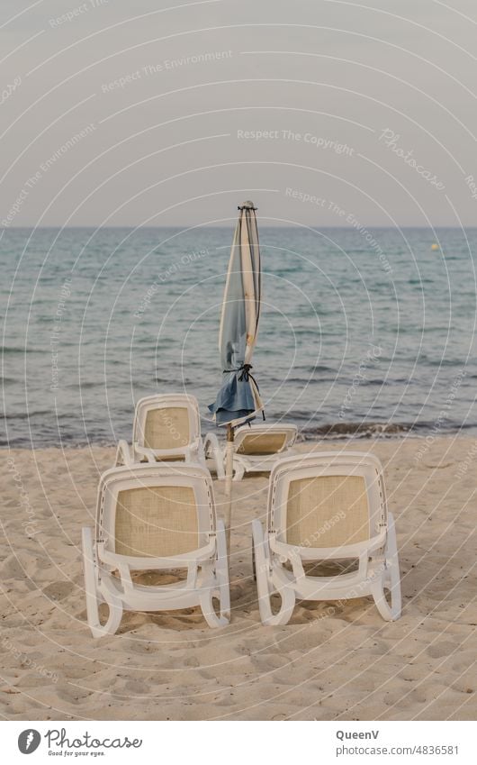 Leere Strandstühle Sommer Urlaub Abend blau Meer Ferien & Urlaub & Reisen Sand Menschenleer Tourismus Schönes Wetter Küste Erholung Himmel Wasser Horizont