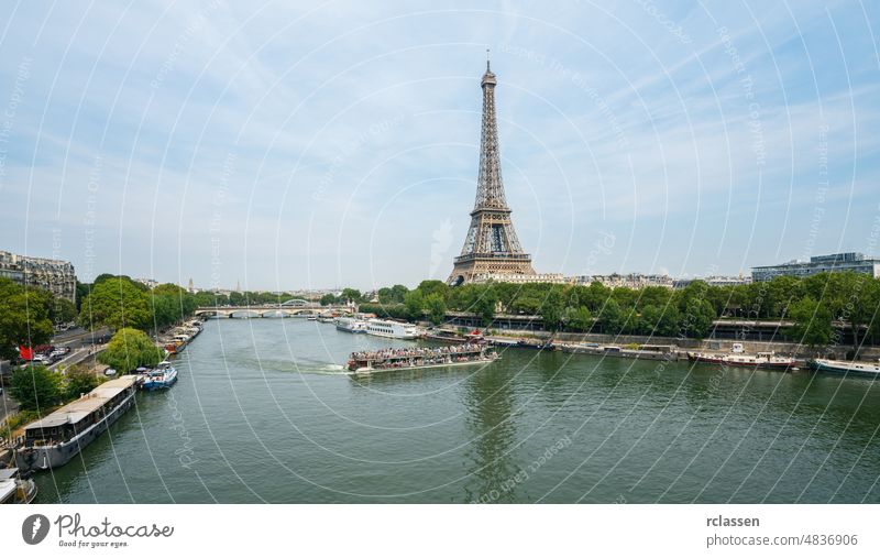 Pariser Eiffelturm und Fluss Seine Turm Wahrzeichen Frankreich Skyline klarer blauer Himmel Stadtbild Antenne Europa Altstadt Boot Verteidigung Textfreiraum