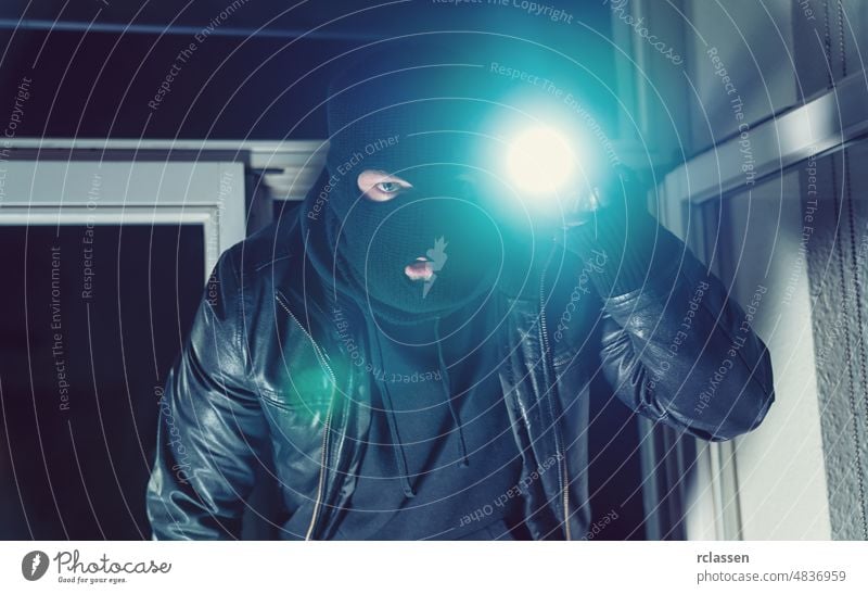 Einbrecher versucht, mit einer Taschenlampe in ein Haus einzubrechen Polizei Appartement stehlen weiß Überfall Werkzeug Hauseinbrecher Konzept Pause