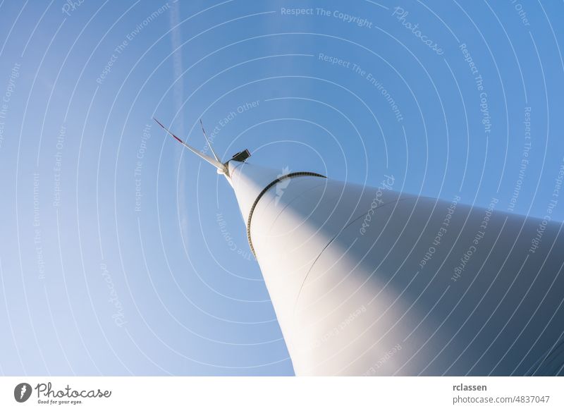 Windkraftanlage zur Stromerzeugung bei blauem Himmel - Konzept zur Energieeinsparung Industrie Motor Natur Turbine Kraft Sonne Windpark Windmühle Top alternativ