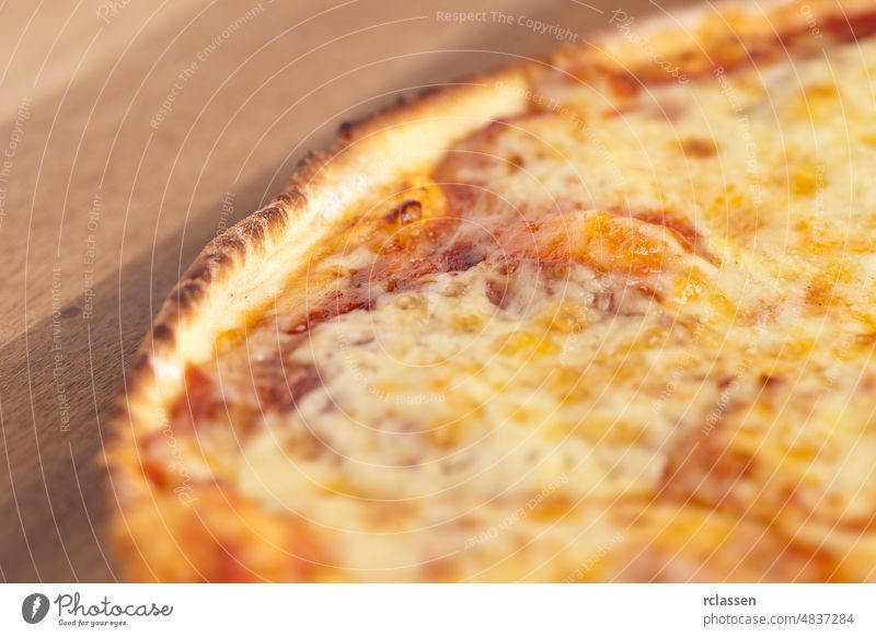 Nahaufnahme von einer Salamipizza Backen Brot Lebensmittel Fastfood Käse Versand Mahlzeit Pizza Pizzeria Restaurant Teigwaren Pizzateig Catering Holz