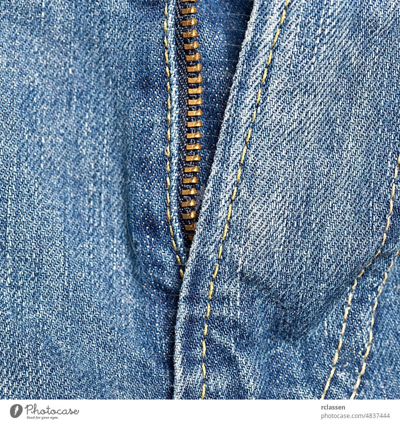 Jeans-Reißverschluss verschlissen Baumwolle blau Blue Jeans Pferch Hose Jeanshose Bekleidung Material Muster Textur Wäsche waschen angezapft Gewebe