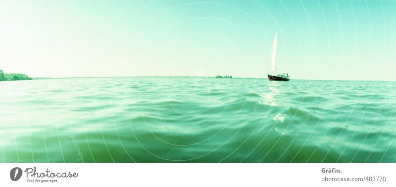 Das letzte Boot im Herbst Sommerurlaub Meer Wellen Segeln See Steinhuder Meer Sportboot Segelboot Unendlichkeit nass blau grün Fernweh Erholung Freizeit & Hobby