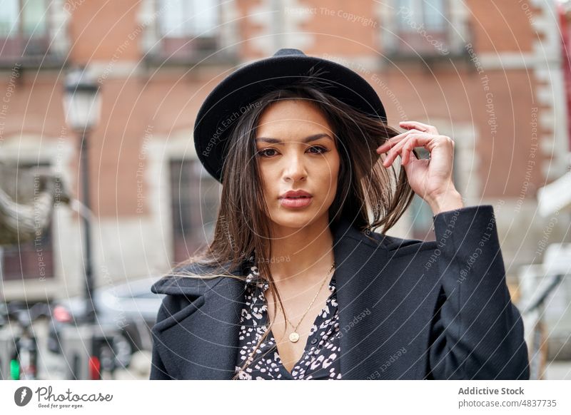 Charmante Frau mit Hut auf der Straße Stil Großstadt Vorschein Mode trendy feminin urban Design Kopfbedeckung attraktiv warme Kleidung Outfit Mantel Gebäude