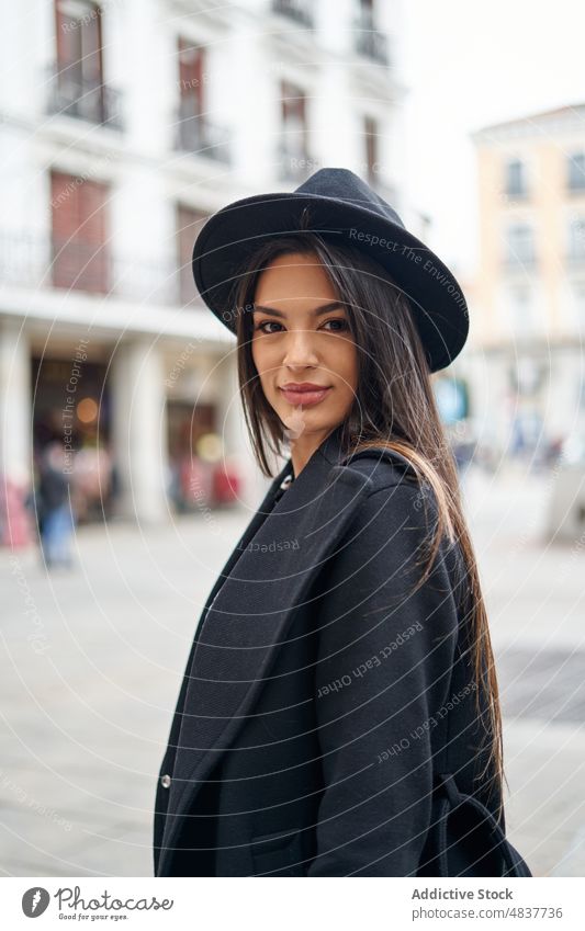 Charmante Frau mit Hut auf der Straße Stil Großstadt Vorschein Mode trendy feminin urban Design Kopfbedeckung attraktiv warme Kleidung Outfit Mantel Gebäude
