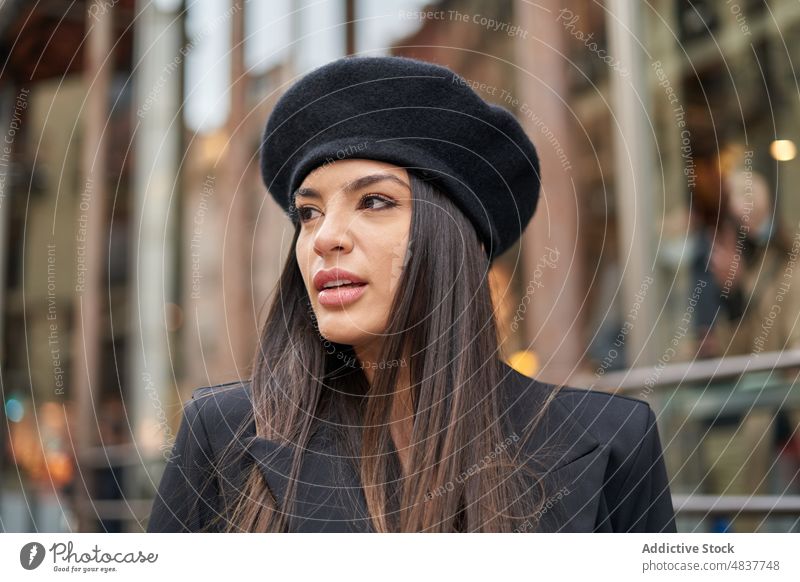 Charmante Frau mit Baskenmütze auf der Straße Stil Großstadt Vorschein Mode trendy feminin Design nachdenklich Kopfbedeckung attraktiv Gebäude Dame charmant