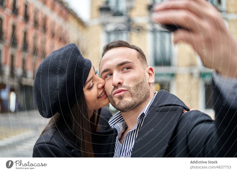 Verliebtes Paar macht Selfie auf der Straße Liebe Partnerschaft Zuneigung Termin & Datum romantisch Kuss Streicheln Selbstportrait einfangen Gedächtnis Angebot